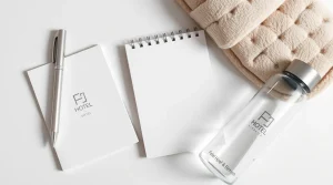 هدایای تبلیغاتی هتلی قمقمه آب و خودکار و دفتر متناسب با برند فرد