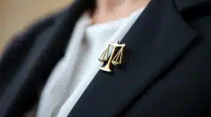 بج سینه برای وکلا ترازو عدالت بر روی کت یک خانم